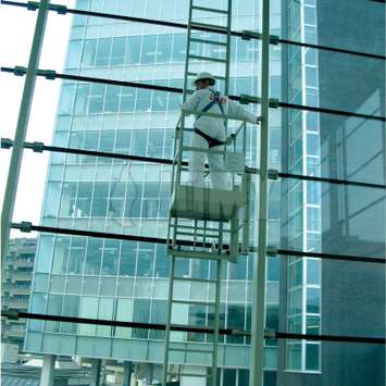 Ladder met werkplatform voor glazenwassen. Ladder met werkplatform voor glazenwassen - Building Maintenance Unit